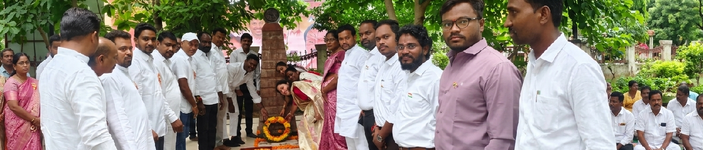 CHAIR PERSONS AND WARD OFFICER S PAID RESPECT TO FREEDOM OFFICIER S IN KARGIL PARK ON INDEPENDANCE DAY